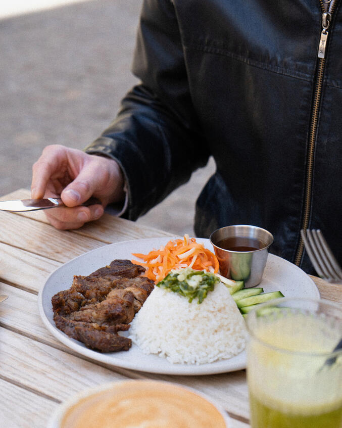 Cơm Tấm Riz brisé, légumes acidulés, concombre, cébettes sautées & sauce nước mắm végétarienne