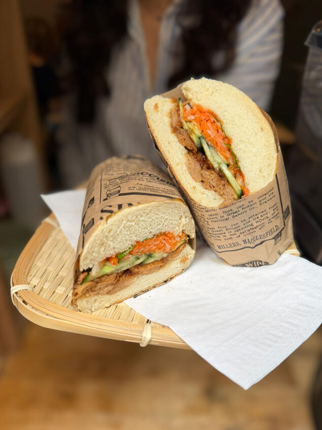 Bánh Mì Banh mi vietnamien artisanal coupé en deux, garni de légumes acidulés maison, concombre frais et effiloché végétal